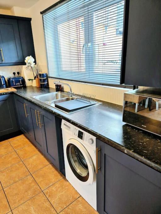 Home From Home 3 Bed,2 Bath House With Garden&Parking Near Centre&Tram Stop Шефилд Екстериор снимка